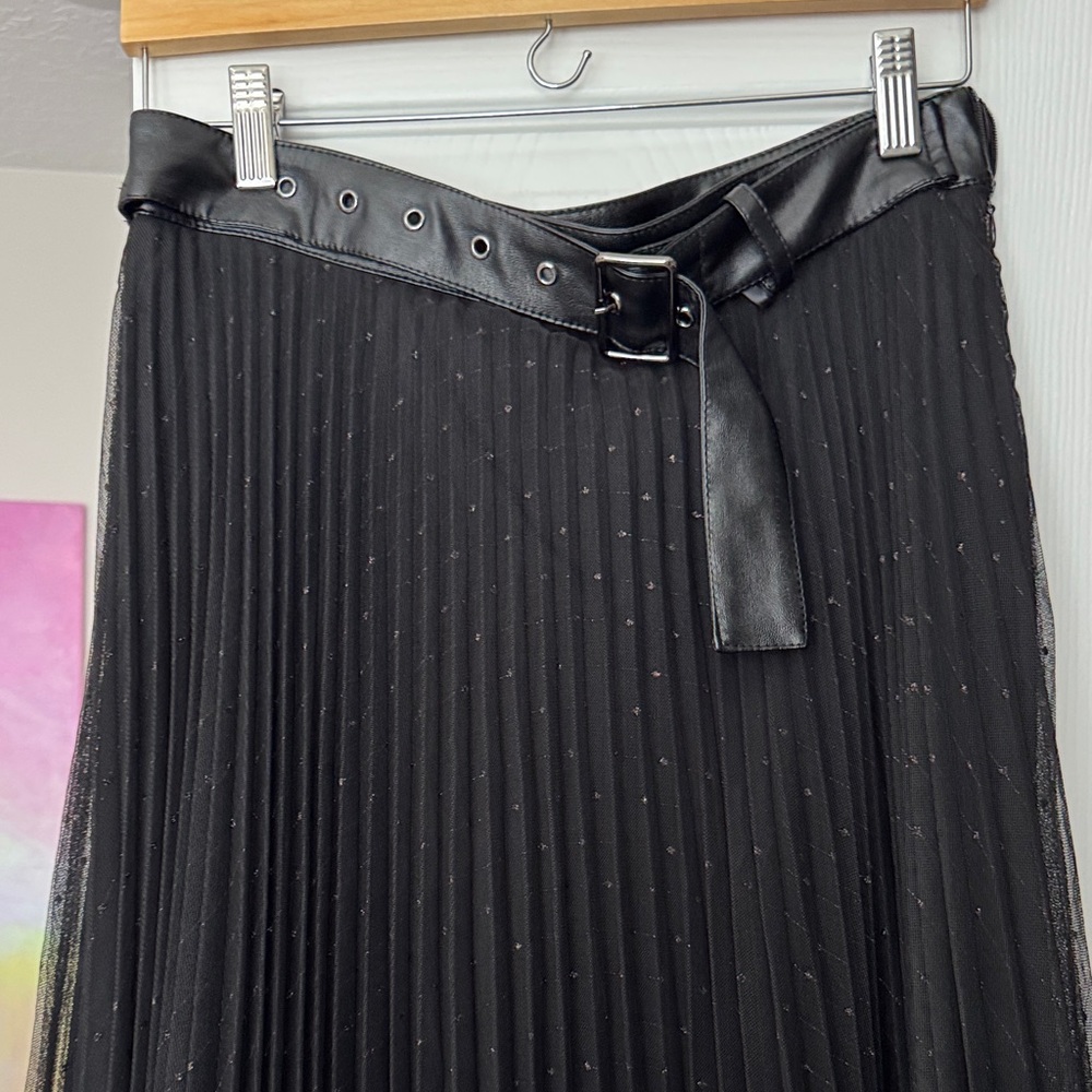 Chic Black Pleated Skirt with Belt